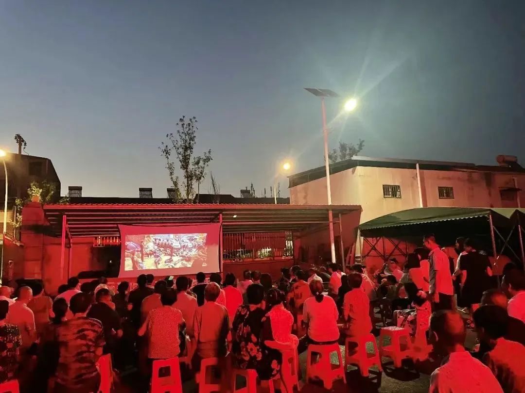 东山街东新社区：露天电影进社区 点亮群众精神文化生活